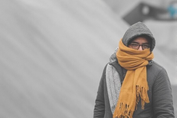 Atkı imalatı sürecinde iplikten örme, kalite kontrol ve modern teknoloji kullanılarak dayanıklı ve şık atkılar üretiliyor.