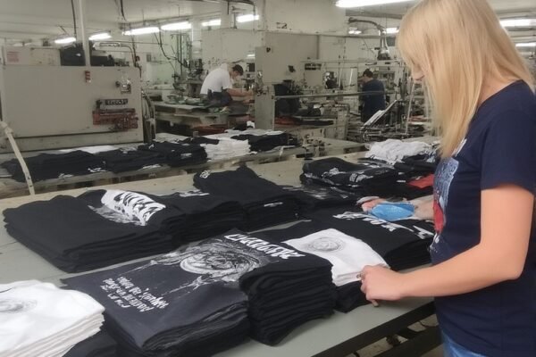 Tişört üretimi sürecinde kaliteyi kumaşta keşfetmek için pamuk ve detay odaklı üretim