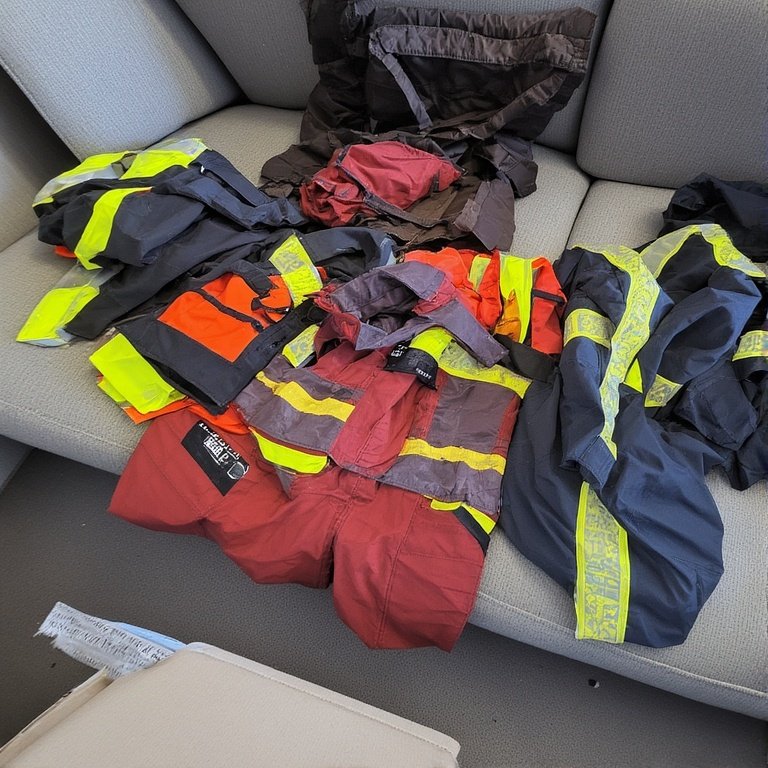 İş elbiselerinde kaliteyi belirleyen faktörler: doğru kumaş seçimi ve logonun yerleştirilmesi ile dayanıklı ve profesyonel işçi kıyafetleri.