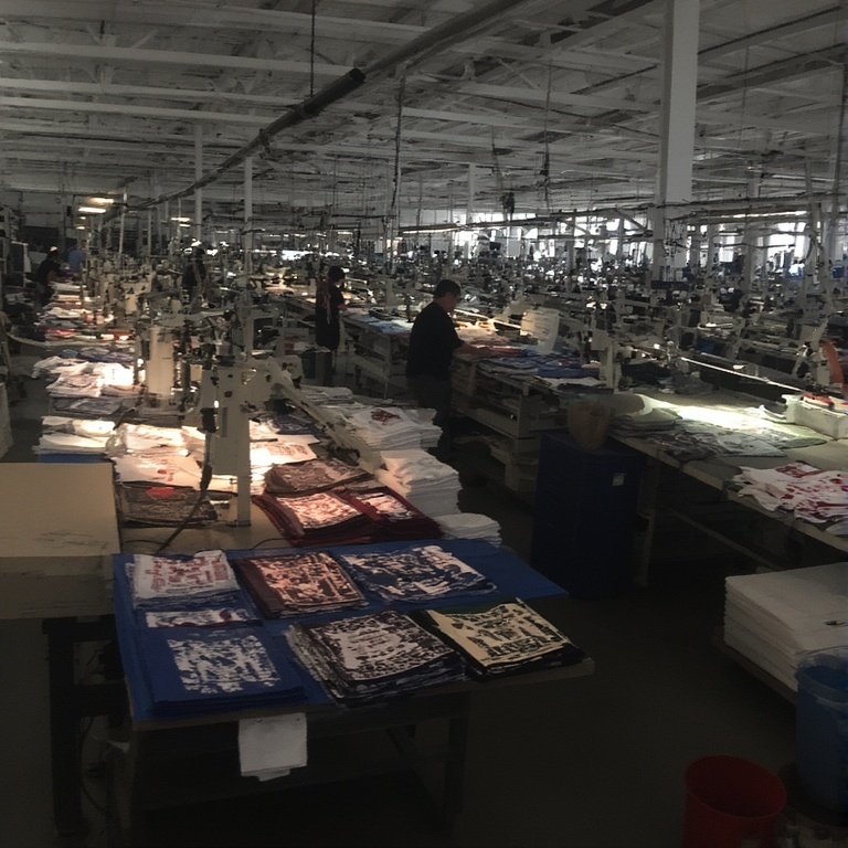 Pamuk tişört üretimi süreci ve kaliteli kumaş seçimi detayları