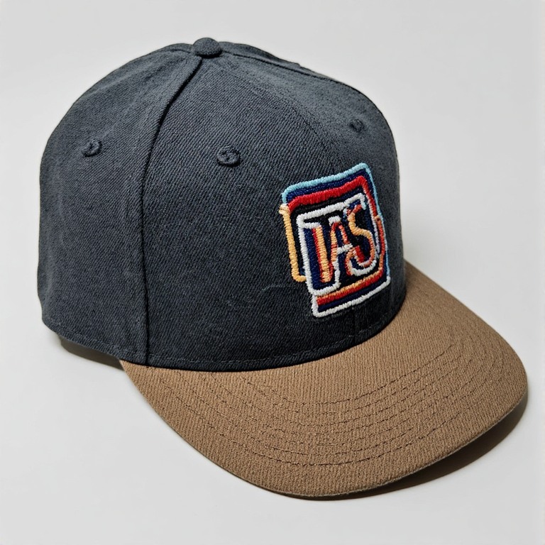 Şapka üretimi sürecinde kullanılan yüksek kaliteli 3D nakış işleme detayı.