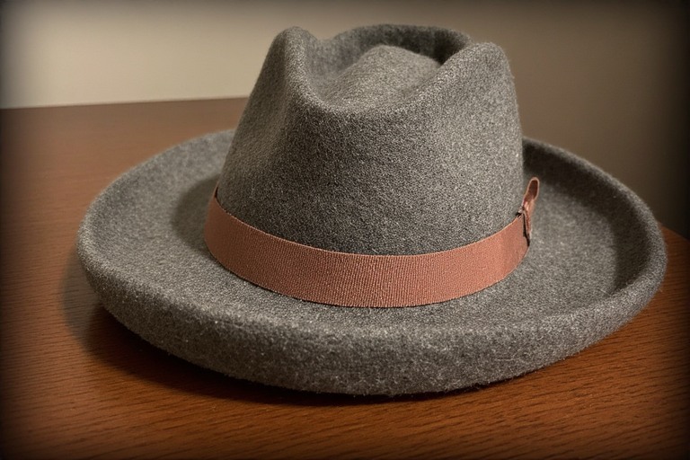 İstanbul’da fötr şapka üreticisi atölyesinde numune üretimi ve dikim süreci