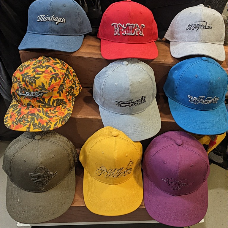 Türkiye'den dünyaya ihraç edilmek üzere paketlenmiş ve sevkiyata hazır büyük ölçekli reklam promosyon şapka sevkiyatı.