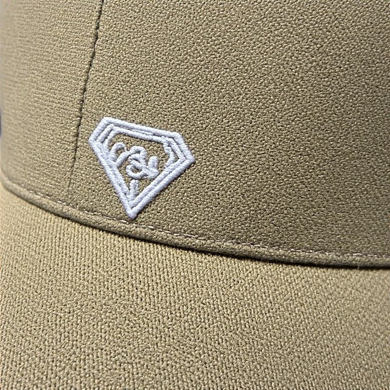 Toptan promosyon şapka imalatında kullanılan kaliteli kumaş ve nakış işçiliği detay görünümü.
