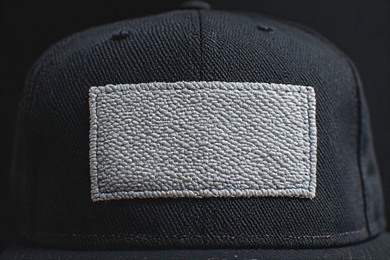 Ön panele nakış işlenmiş snapback şapka