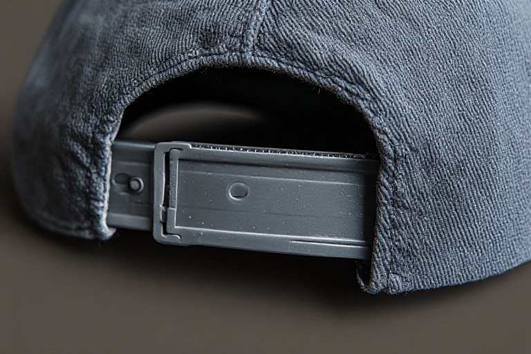 Snapback şapkanın ayarlanabilir çıtçıt bandı detayı